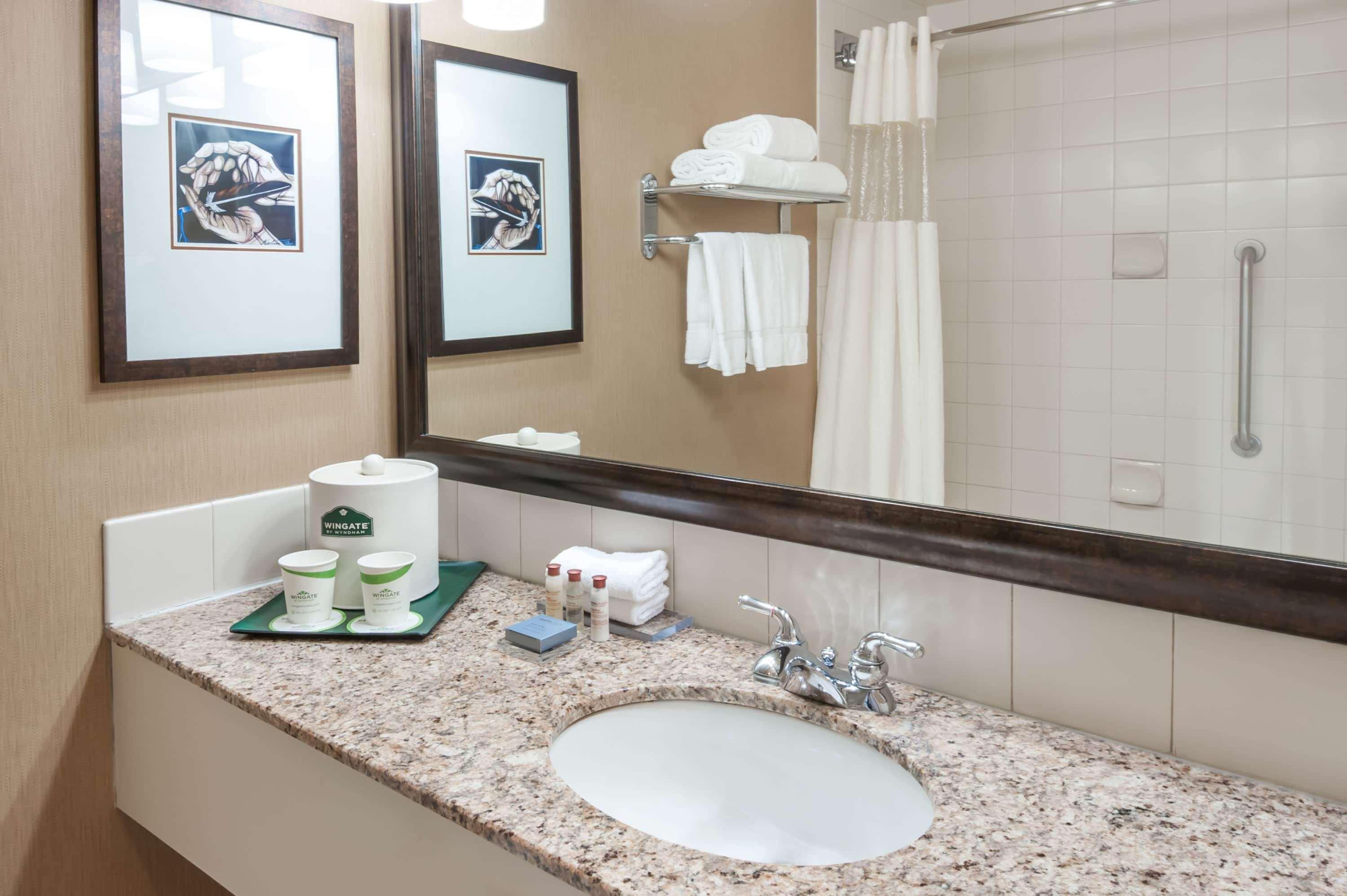 Wingate By Wyndham - Edmonton West Hotel Bagian luar foto