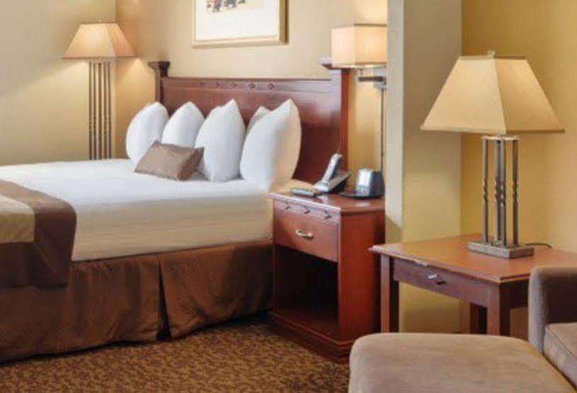 Wingate By Wyndham - Edmonton West Hotel Bagian luar foto